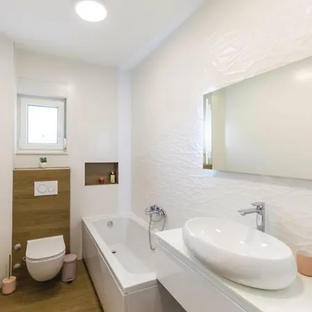 New David, Wi-fi, Iptv, 5 Bedrooms, 4 Bathrooms Vila *