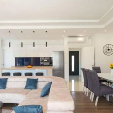 New David, Wi-fi, Iptv, 5 Bedrooms, 4 Bathrooms Villa Kastela